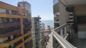 Apartamento confortável em Meia Praia - 200 metros da praia